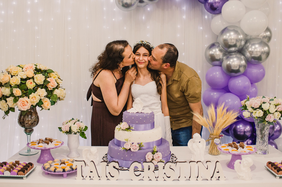 Foto espontânea da família na mesa decorada de confirmação na casa de festas Festejar