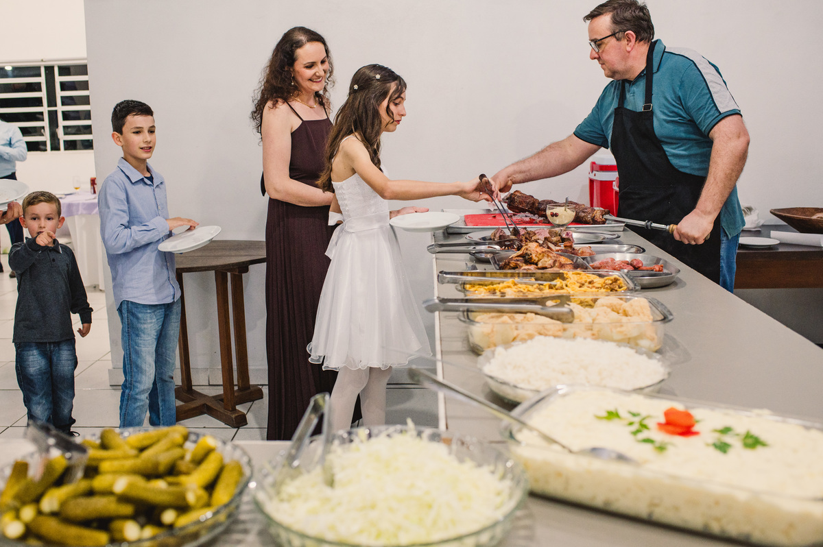 Hora da janta da festa de confirmação na casa de festas Festejar