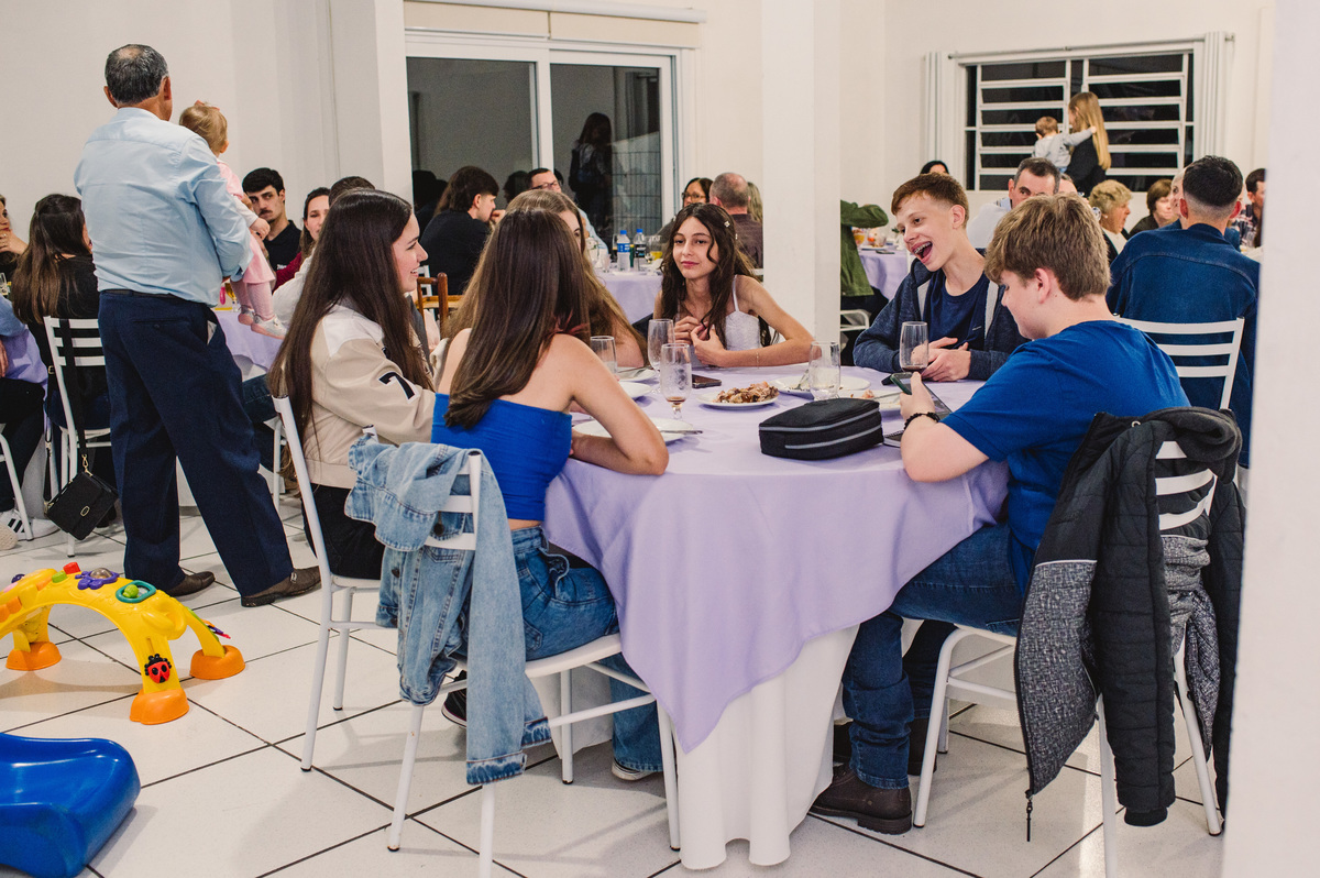 amigos conversando na festa de confirmação na Festejar festas e eventos