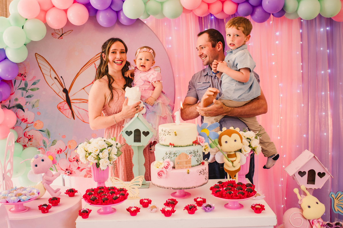 Festa de aniversário de um aninho na Schubert Haus - fotógrafa Claudia Wallauer - foto da hora do parabéns na mesa decoração borboleta - diversão garantida fest
