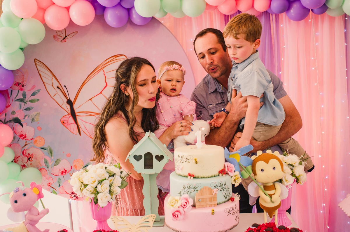 Festa de aniversário de um aninho na Schubert Haus - fotógrafa Claudia Wallauer - hora de assoprar a velinha - decoração borboleta diversão garantida fest