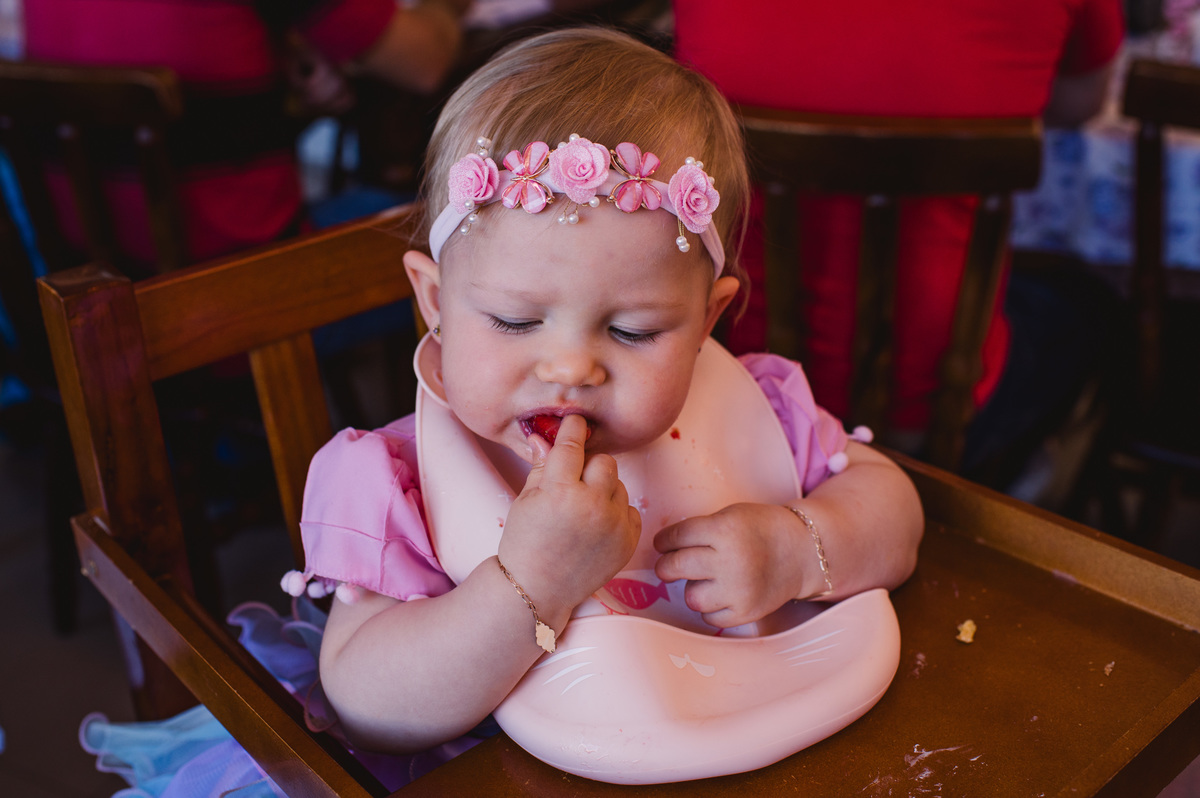 Festa de aniversário de um aninho na Schubert Haus - fotógrafa Claudia Wallauer - criança comendo moranguinho