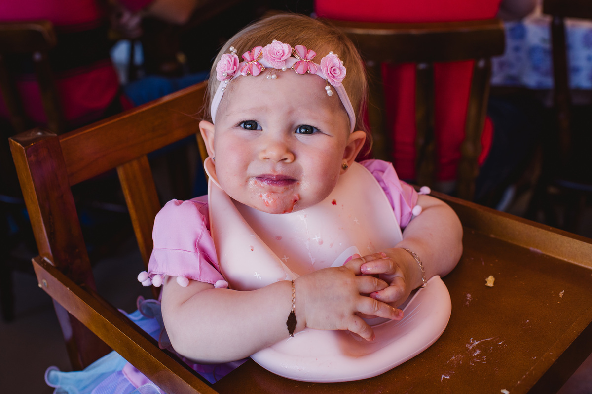 Festa de aniversário de um aninho na Schubert Haus - fotógrafa Claudia Wallauer - criança comendo moranguinho