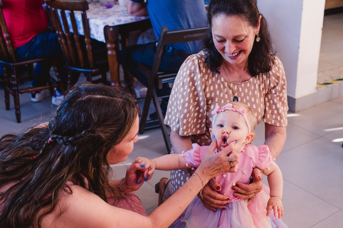 Festa de aniversário de um aninho na Schubert Haus - fotógrafa Claudia Wallauer - mãe apertando a bochecha da criança