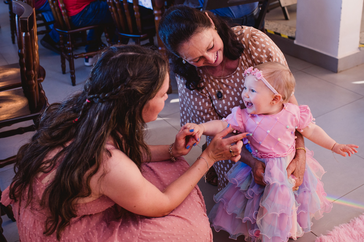 Festa de aniversário de um aninho na Schubert Haus - fotógrafa Claudia Wallauer - mãe e vovó com a criança sorrindo