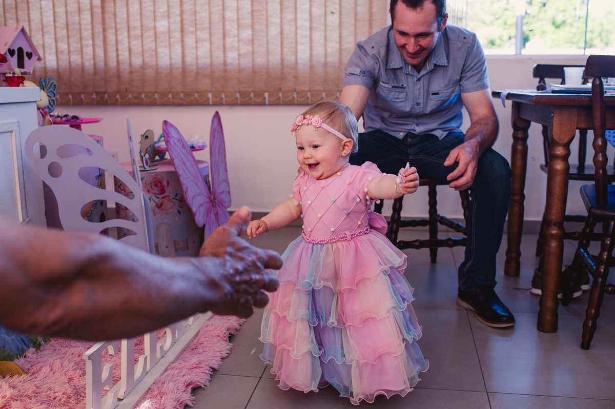 Festa de aniversário de um aninho na Schubert Haus - fotógrafa Claudia Wallauer - criança dando os primeiros passinhos