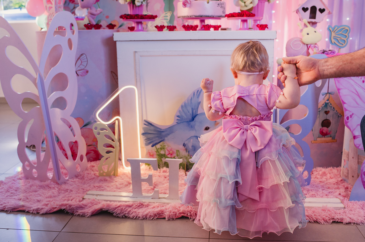 Festa de aniversário de um aninho na Schubert Haus - fotógrafa Claudia Wallauer - criança em frente à decoração de borboleta dando os primeiros passinhos
