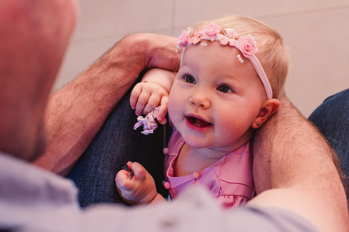 Festa de aniversário de um aninho na Schubert Haus - fotógrafa Claudia Wallauer - criança fofa no colo do pai