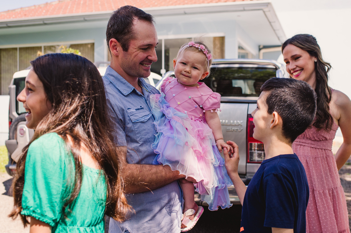 Festa de aniversário de um aninho na Schubert Haus - fotógrafa Claudia Wallauer - criança chegando na festa