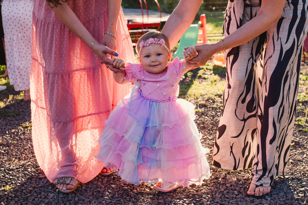 Festa de aniversário de um aninho na Schubert Haus - fotógrafa Claudia Wallauer - criança fofa dando os primeiros passinhos na festa de 1 aninho
