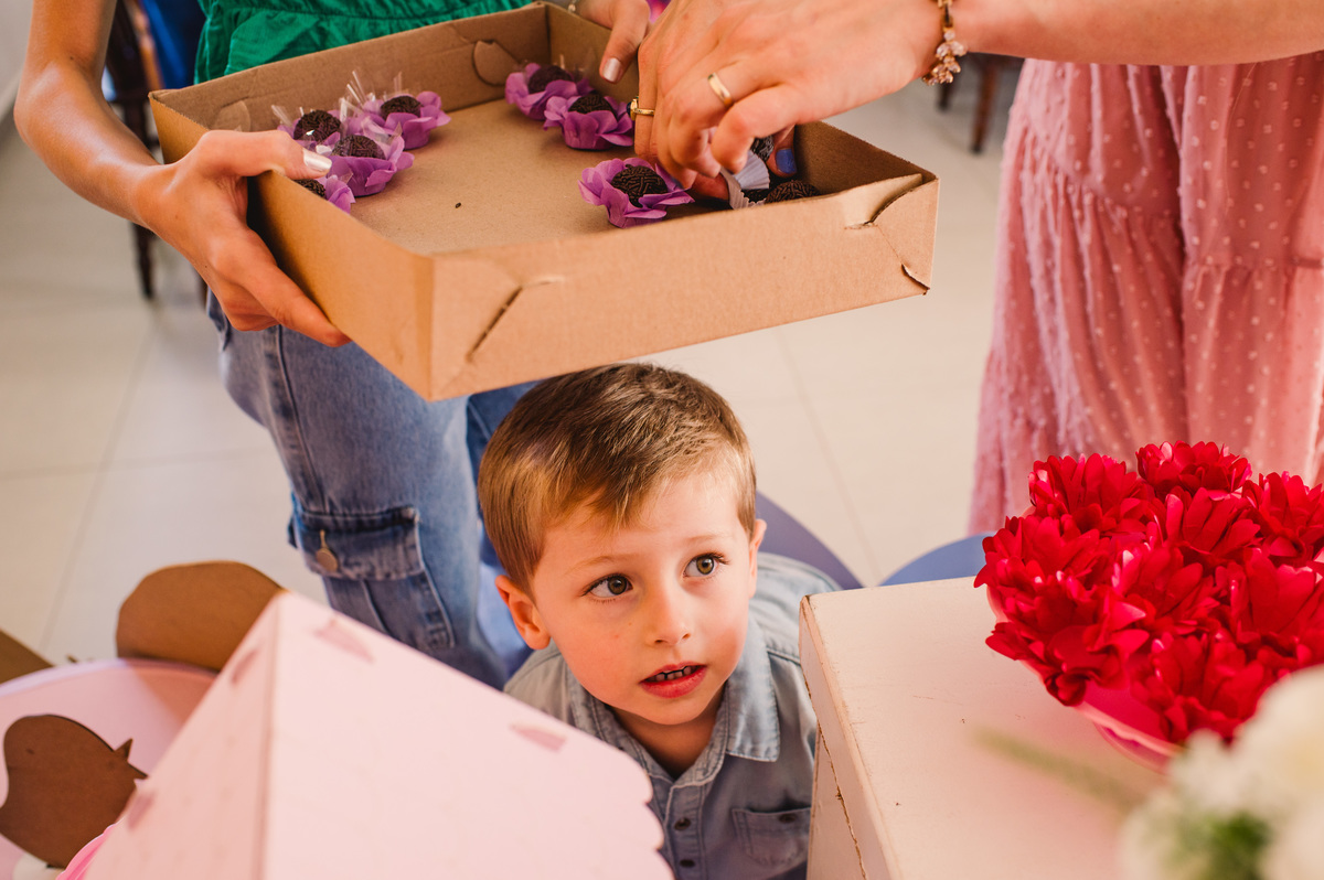 Festa de aniversário de um aninho na Schubert Haus - fotógrafa Claudia Wallauer - família colocando os docinhos na mesa