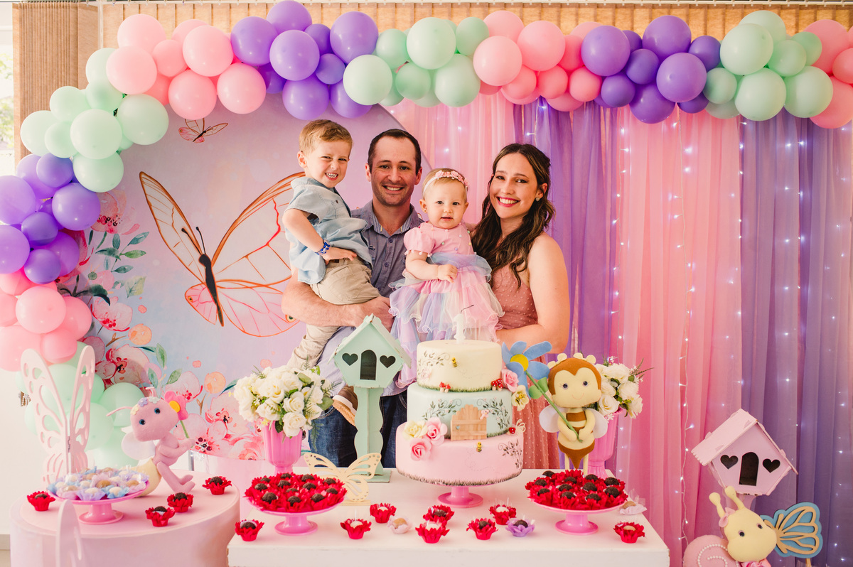 Festa de aniversário de um aninho na Schubert Haus - fotógrafa Claudia Wallauer - foto da família na mesa decorada de borboleta - diversão garantida Fest