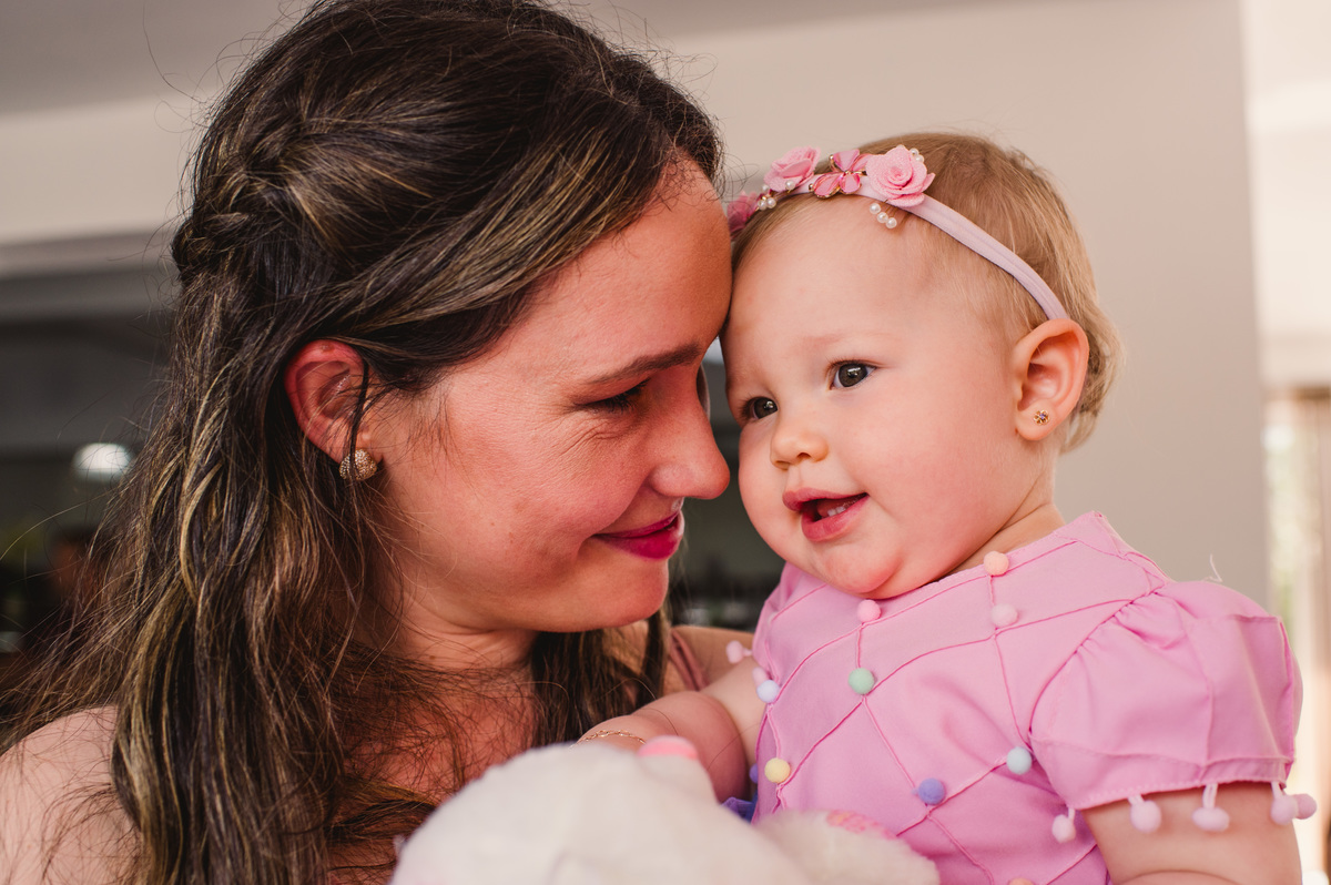 Festa de aniversário de um aninho na Schubert Haus - fotógrafa Claudia Wallauer - criança no colo da mãe