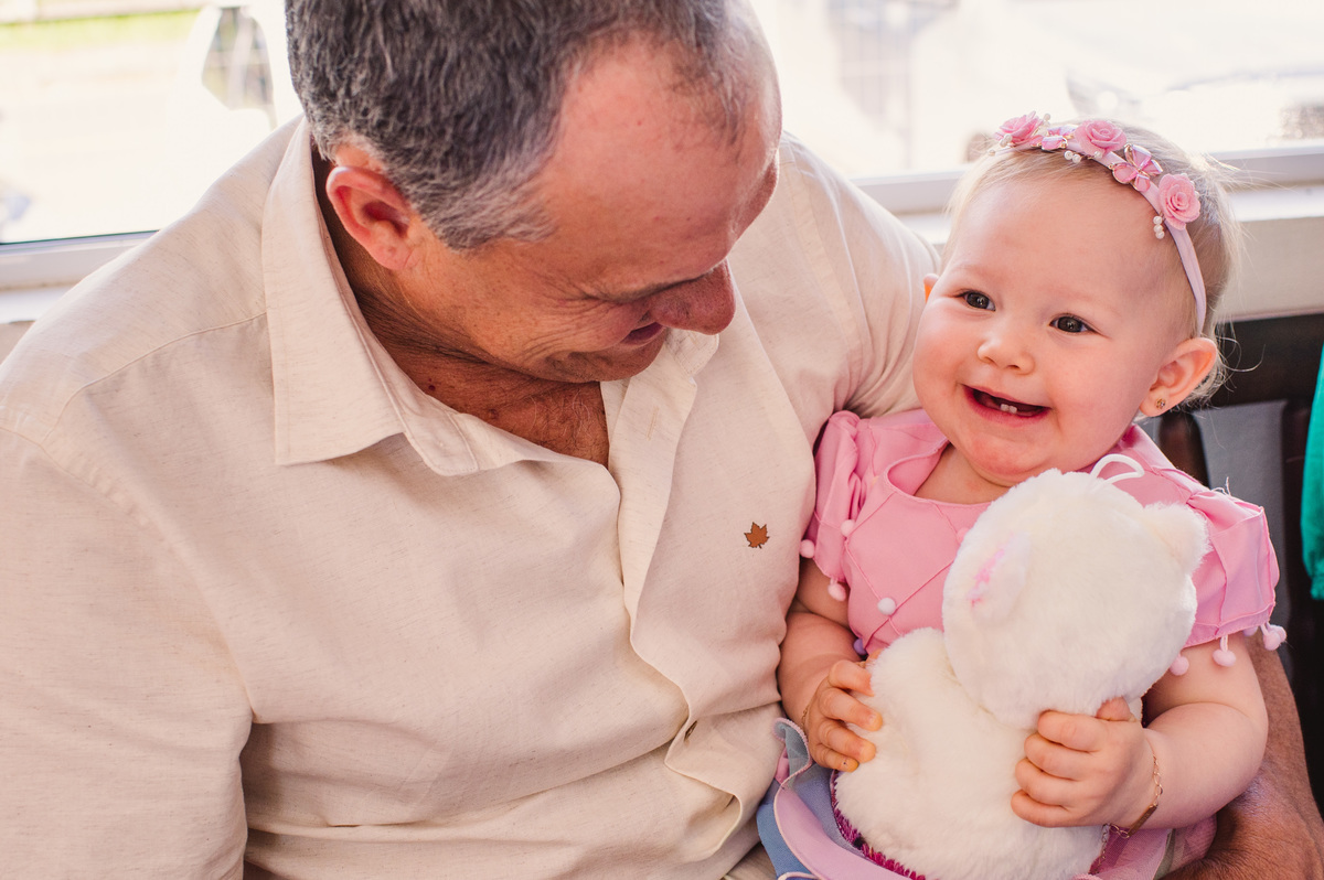 Festa de aniversário de um aninho na Schubert Haus - fotógrafa Claudia Wallauer - criança no colo do vovô