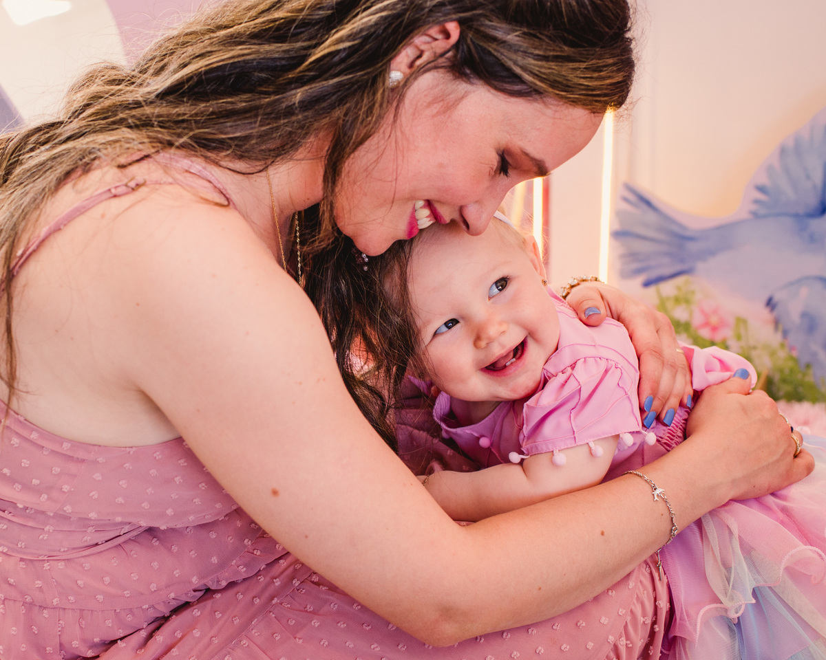 Festa de aniversário de um aninho na Schubert Haus - fotógrafa Claudia Wallauer - criança trocando carinho com a mãe