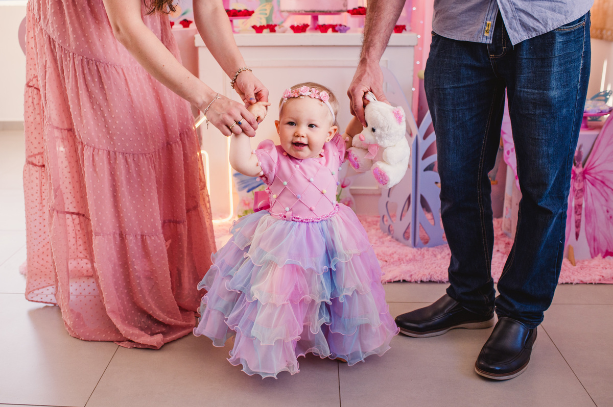 Festa de aniversário de um aninho na Schubert Haus - fotógrafa Claudia Wallauer - menina com vestido de borboleta dando os primeiros passinhos