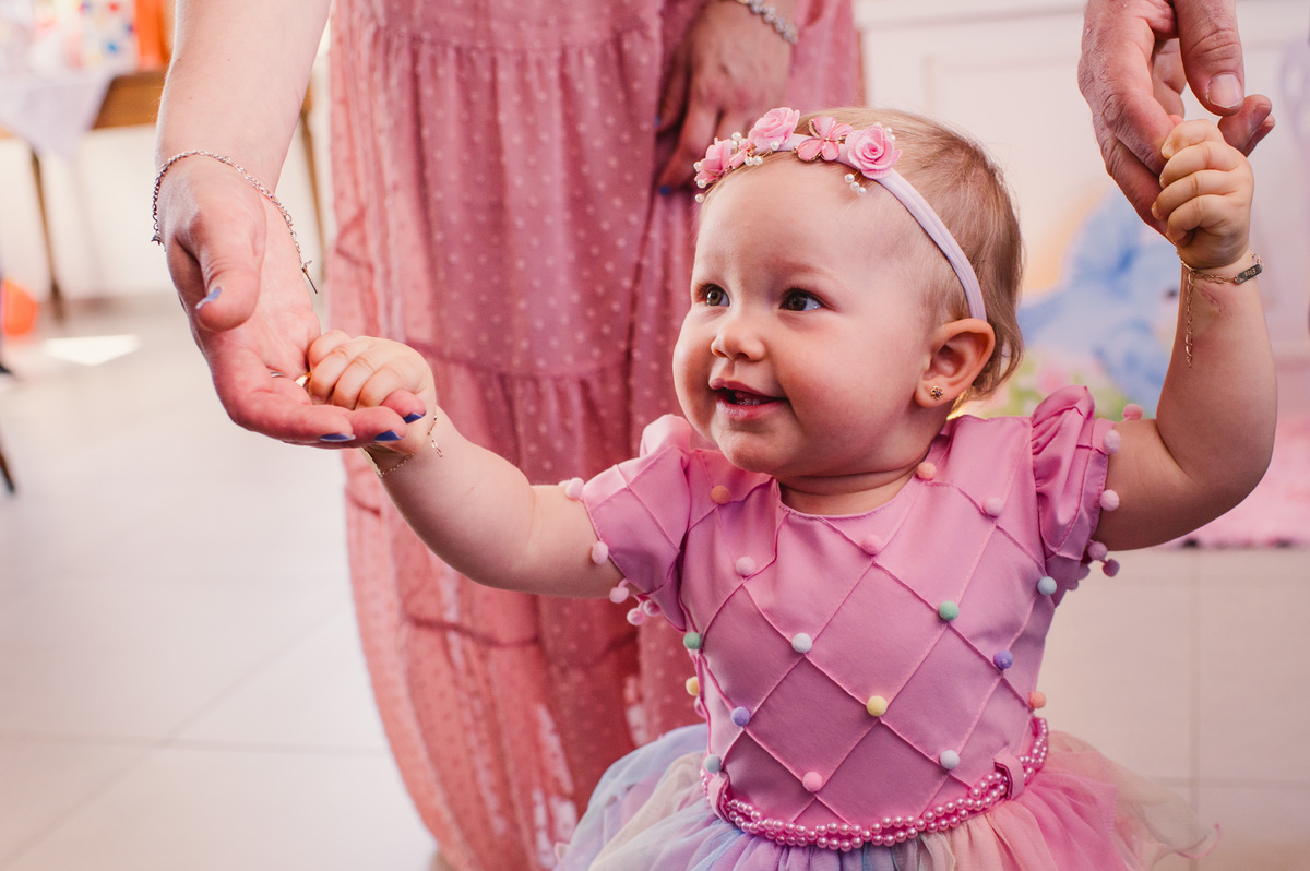 Festa de aniversário de um aninho na Schubert Haus - fotógrafa Claudia Wallauer - criança dando os primeiros passinhos com vestido lindo 