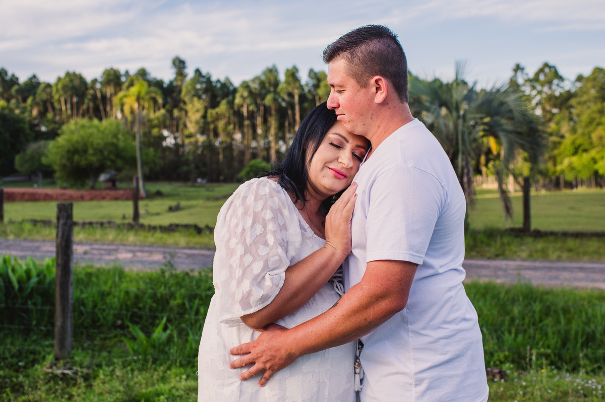 Ensaio gestante na chácara, casal trocando carinho
