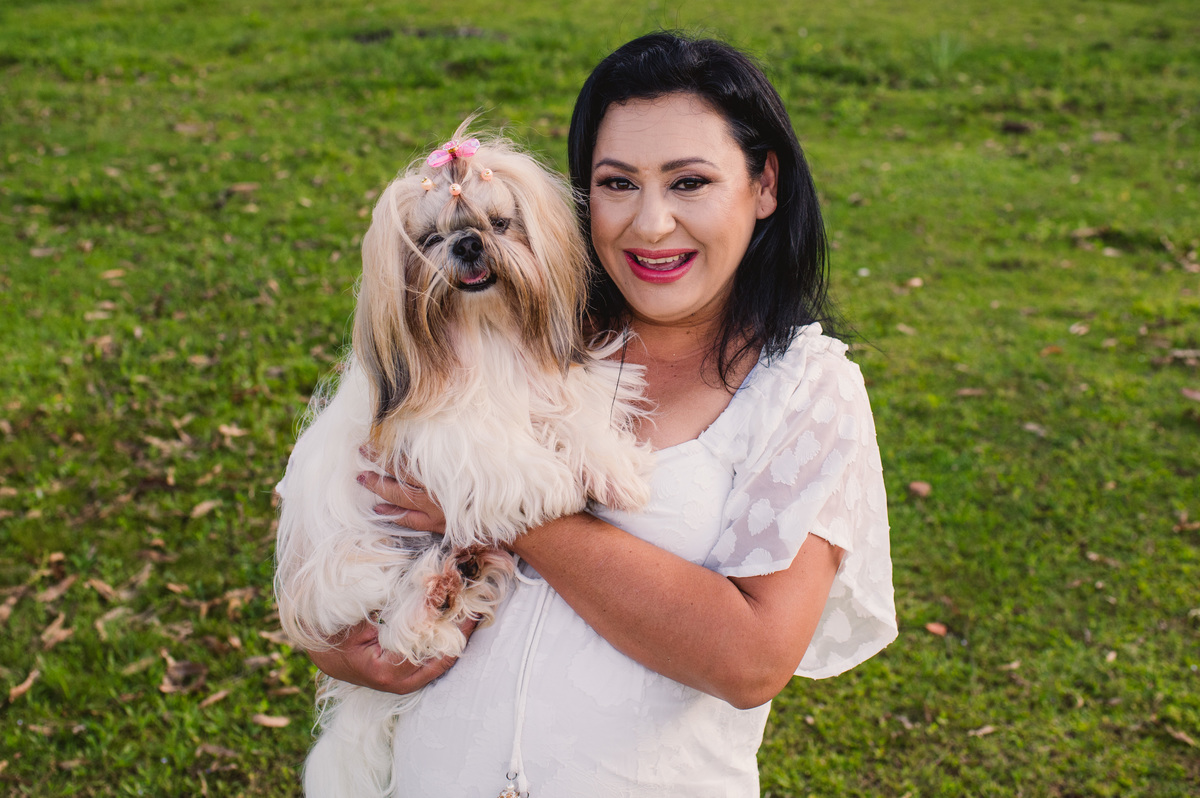 Ensaio gestante na chácara, mamãe com cachorrinha bonita no colo