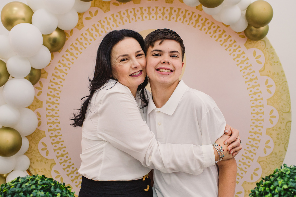 Festa de Confirmação no Centro Evangélico Martin Luther - Montenegro - RS- foto da mãe com o confirmando