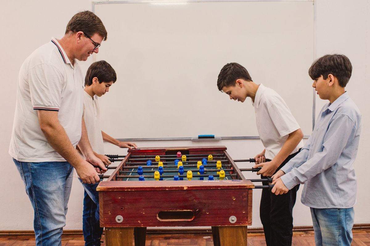 Festa de Confirmação no Centro Evangélico Martin Luther - Montenegro - RS - crianças e adultos brincando na mesa de pebolim
