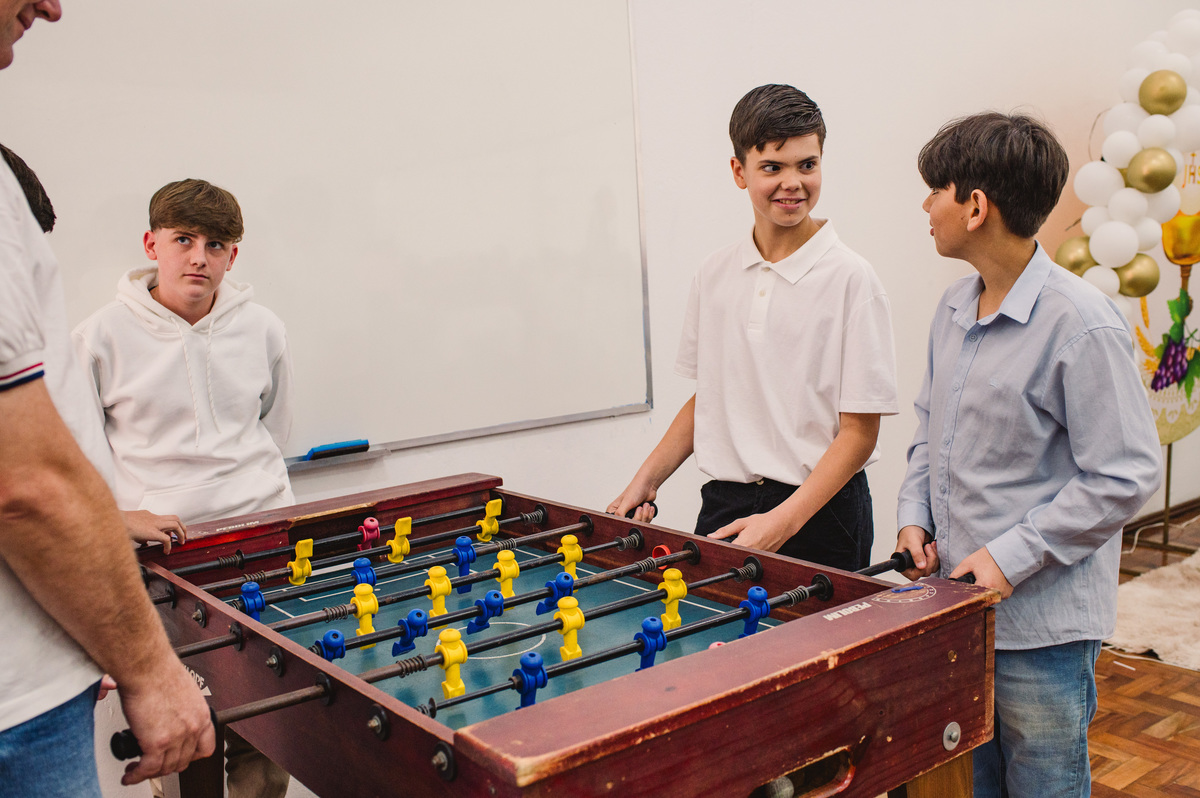 Festa de Confirmação no Centro Evangélico Martin Luther - Montenegro - RS, adultos e jovens brincando na mesa de pebolim