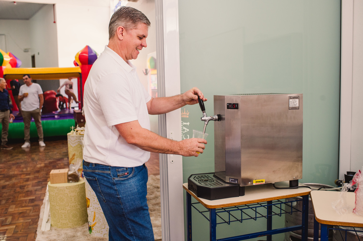 Festa de Confirmação no Centro Evangélico Martin Luther - Montenegro - RS - pai do confirmando servindo chopp