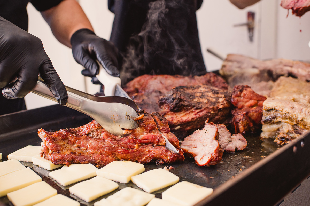 Festa de Confirmação no Centro Evangélico Martin Luther - Montenegro - RS - carne na grelha, hora do almoço