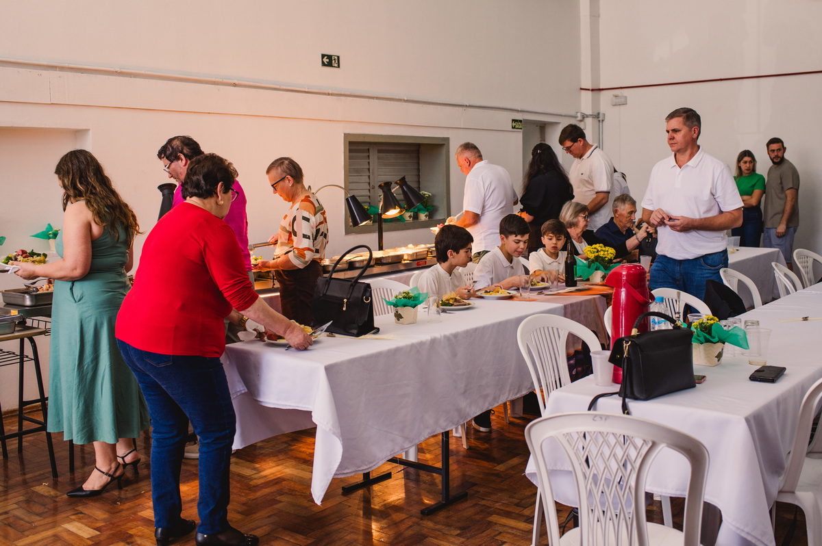 Festa de Confirmação no Centro Evangélico Martin Luther - Montenegro - RS - convidados servindo o almoço