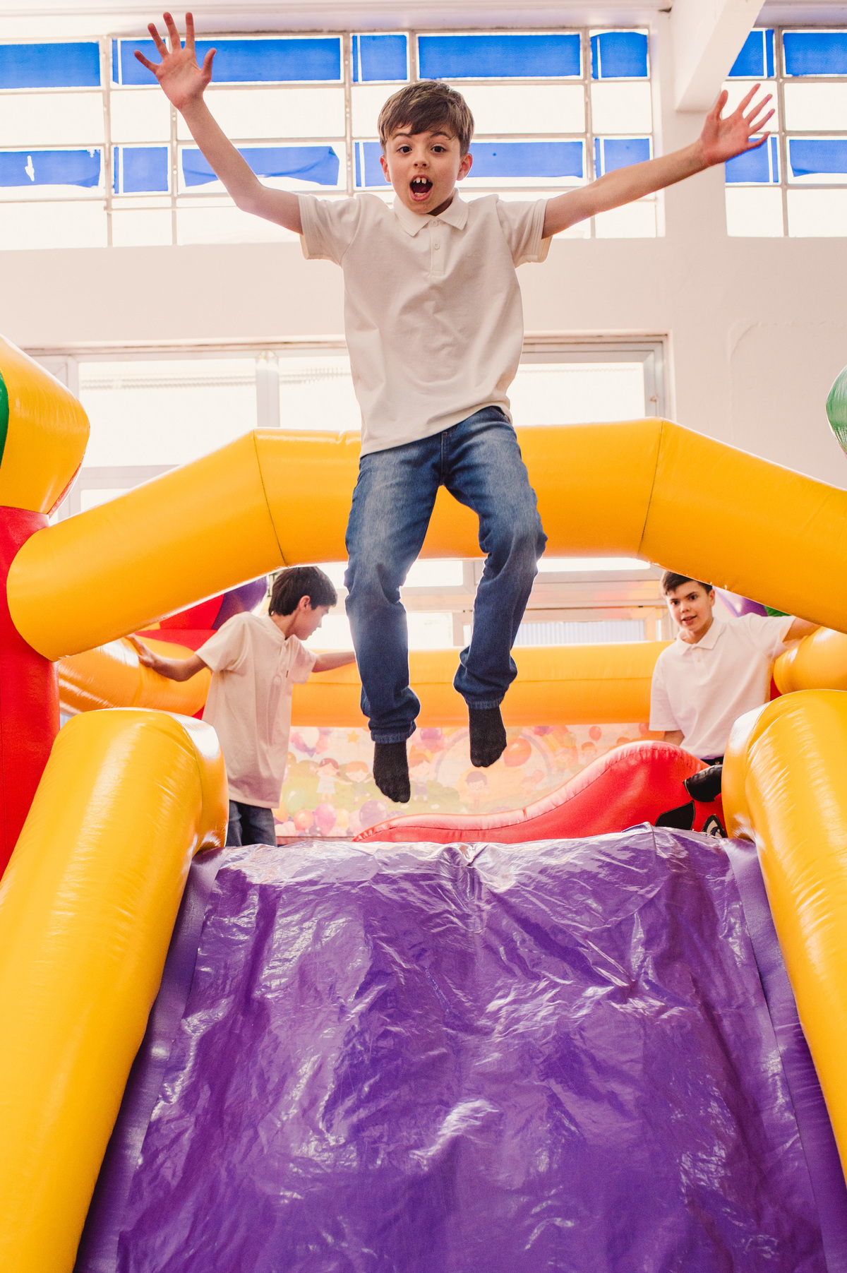 Festa de Confirmação no Centro Evangélico Martin Luther - Montenegro - RS - crianças e adolescentes brincando