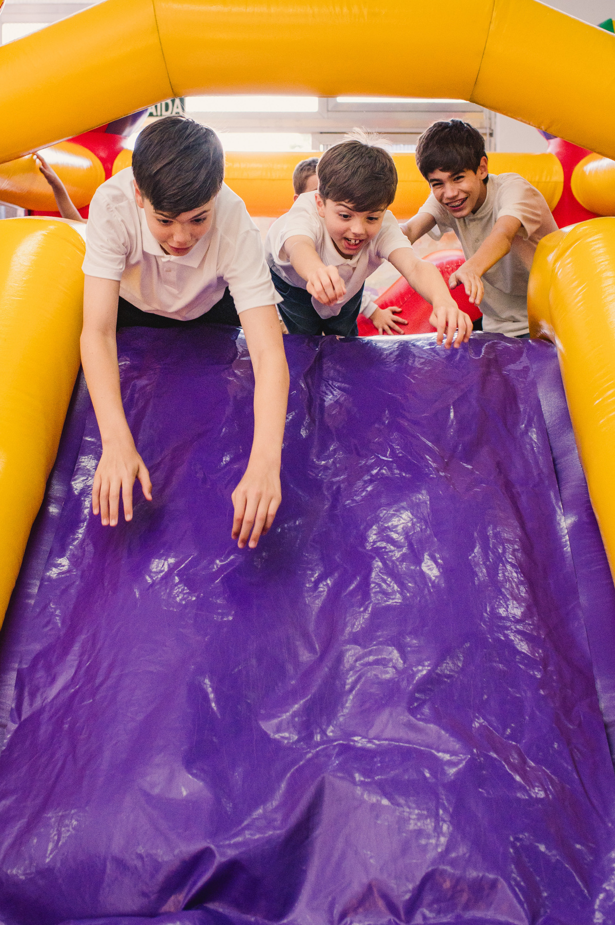 Festa de Confirmação no Centro Evangélico Martin Luther - Montenegro - RS - crianças e adolescentes no brinquedo inflável