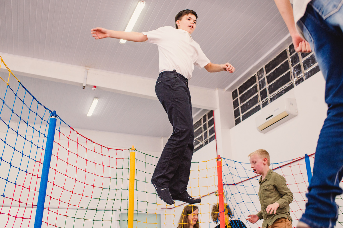 Festa de Confirmação no Centro Evangélico Martin Luther - Montenegro - RS - adolescente pulando na cama elástica