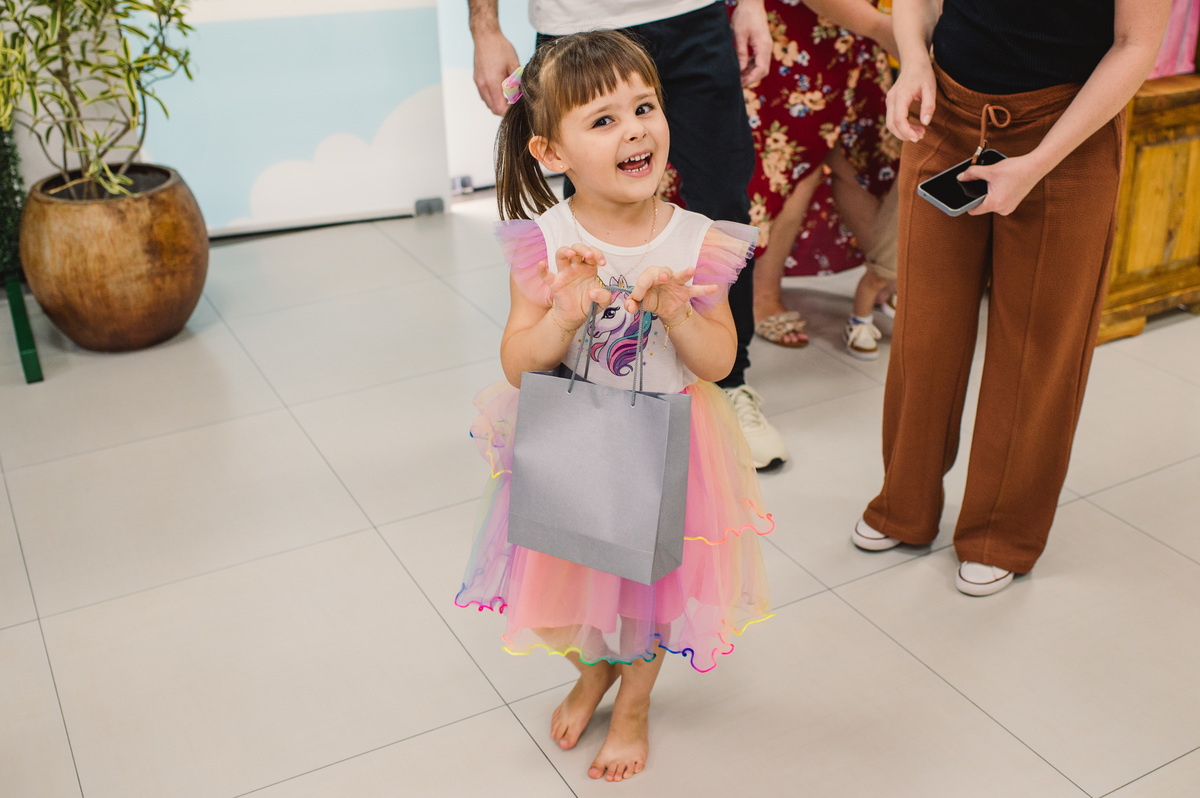 Festa de aniversário infantil, criança feliz recebendo presente