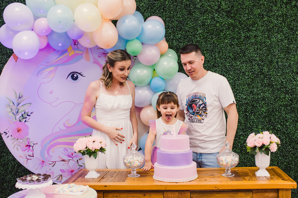 Festa de aniversário infantil, hora do parabéns, mesa decorada de unicórnio