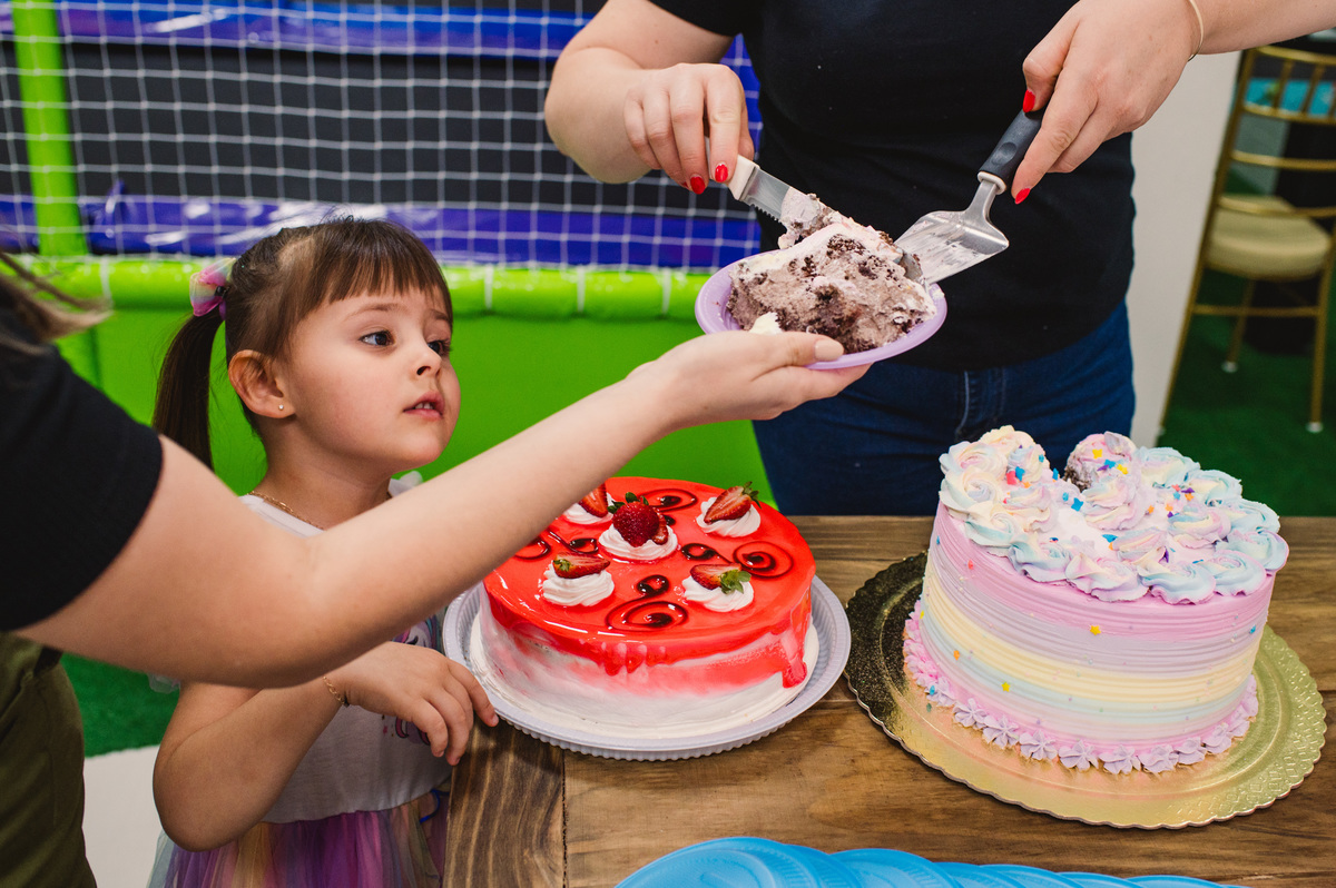 Festa de aniversário infantil, hora de comer o bolo