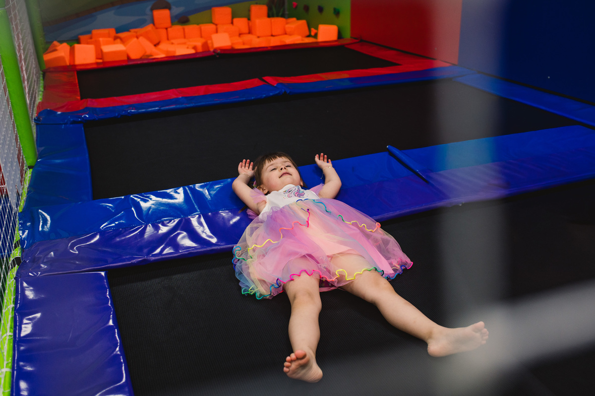 Festa de aniversário infantil, criança deitada da cama elástica