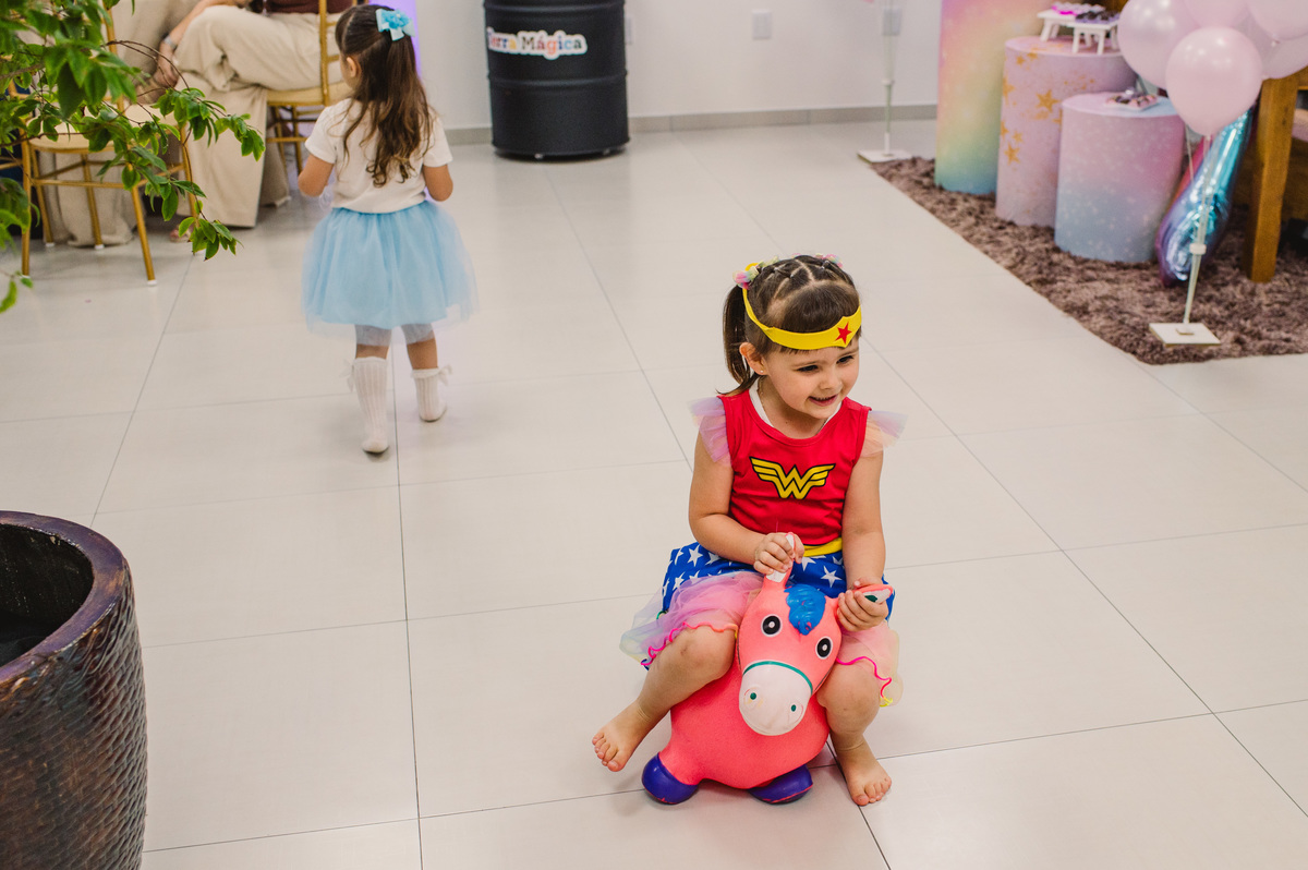 Festa de aniversário infantil, menina com roupa de mulher maravilha
