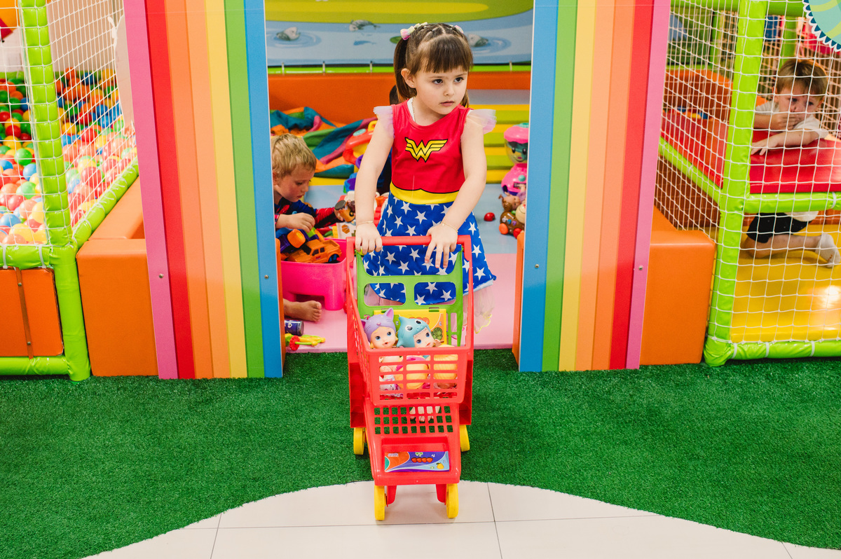 Festa de aniversário infantil, menina vestida de mulher maravilha