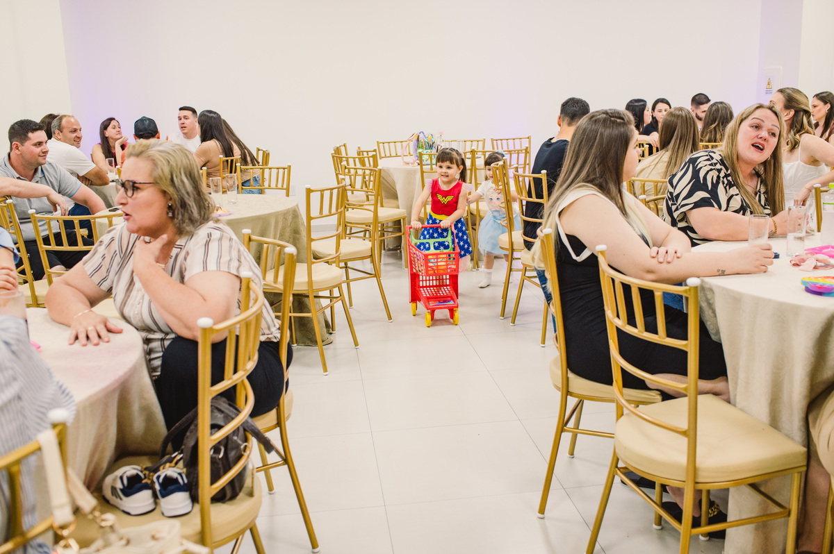Festa de aniversário infantil, convidados à mesa