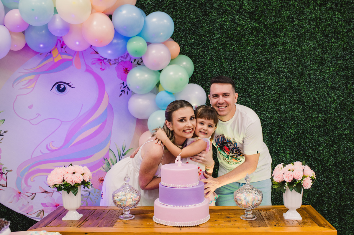 Festa de aniversário infantil, foto da família na mesa decorada do unicórnio