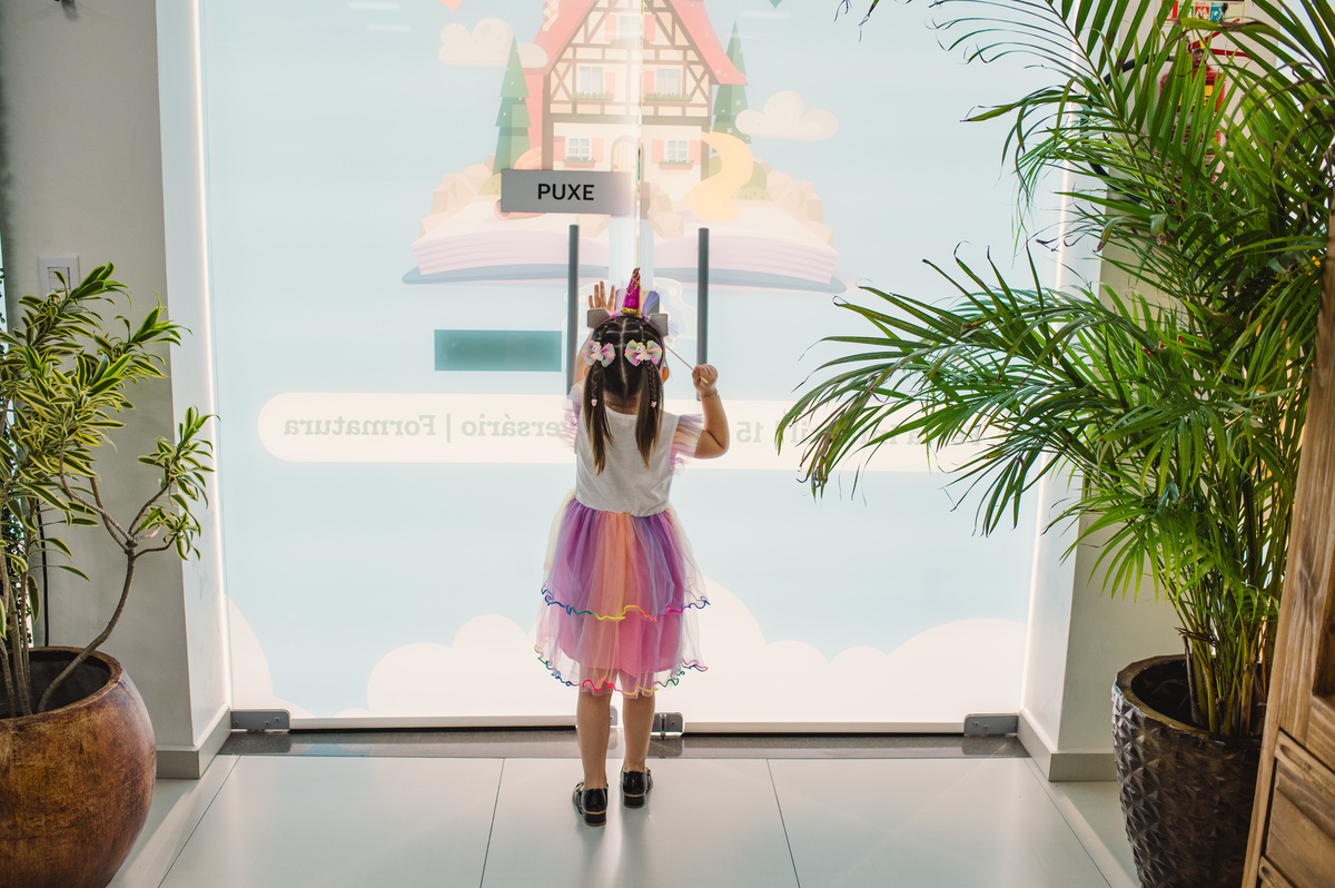 Festa de aniversário infantil, criança na porta da casa de festas Terra Mágica