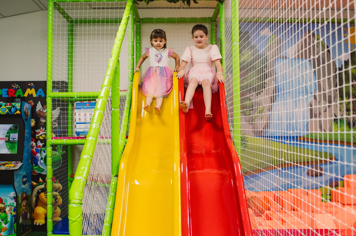 Festa de aniversário infantil, crianças brincando no escorregador