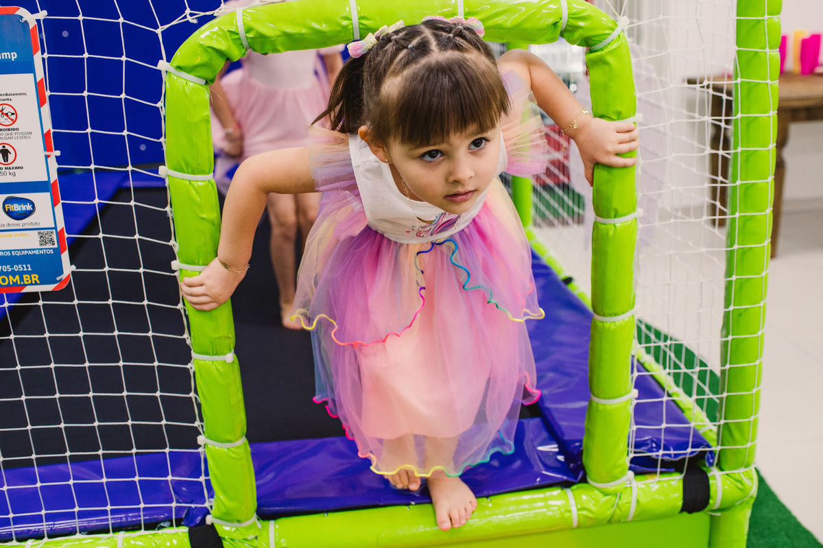 Festa de aniversário infantil, criança brincando