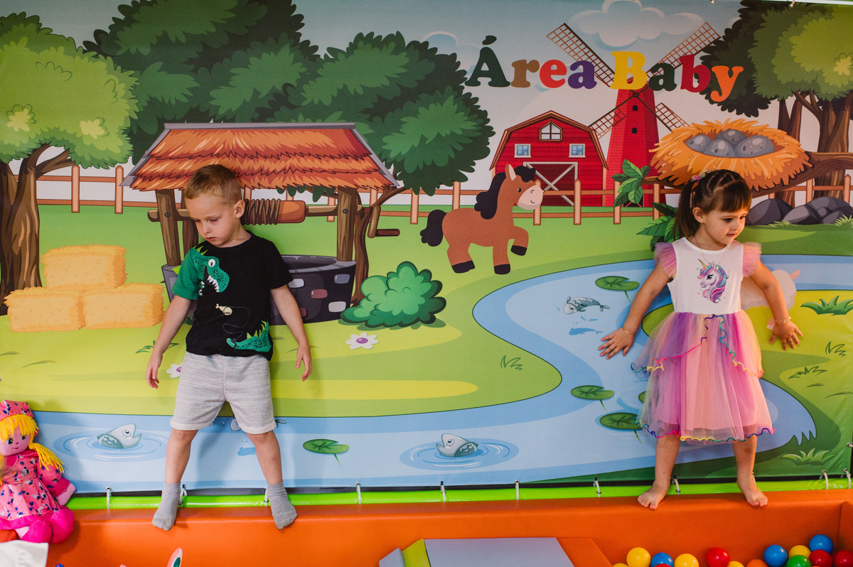 Festa de aniversário infantil, crianças brincando