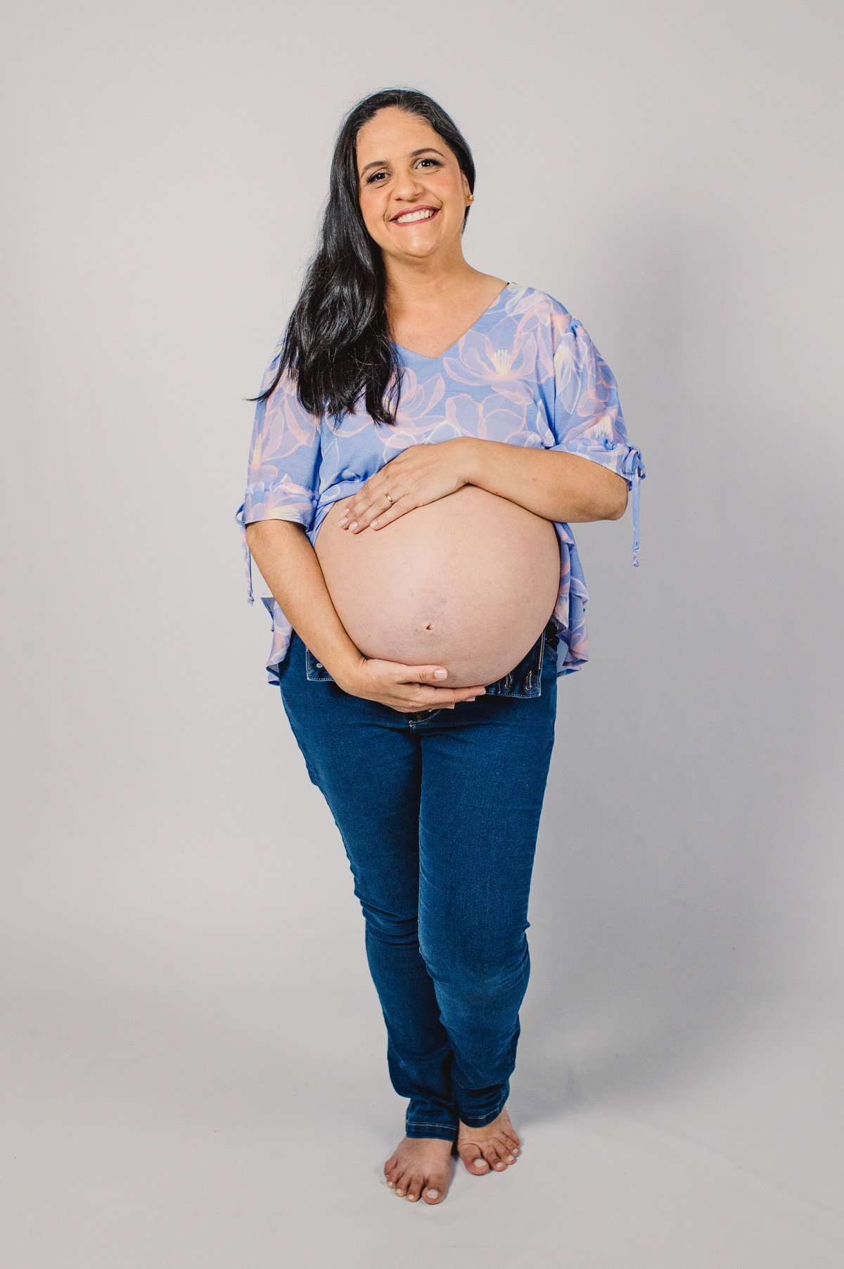 Ensaio de gestante em estúdio, foto da gestante com o barrigão