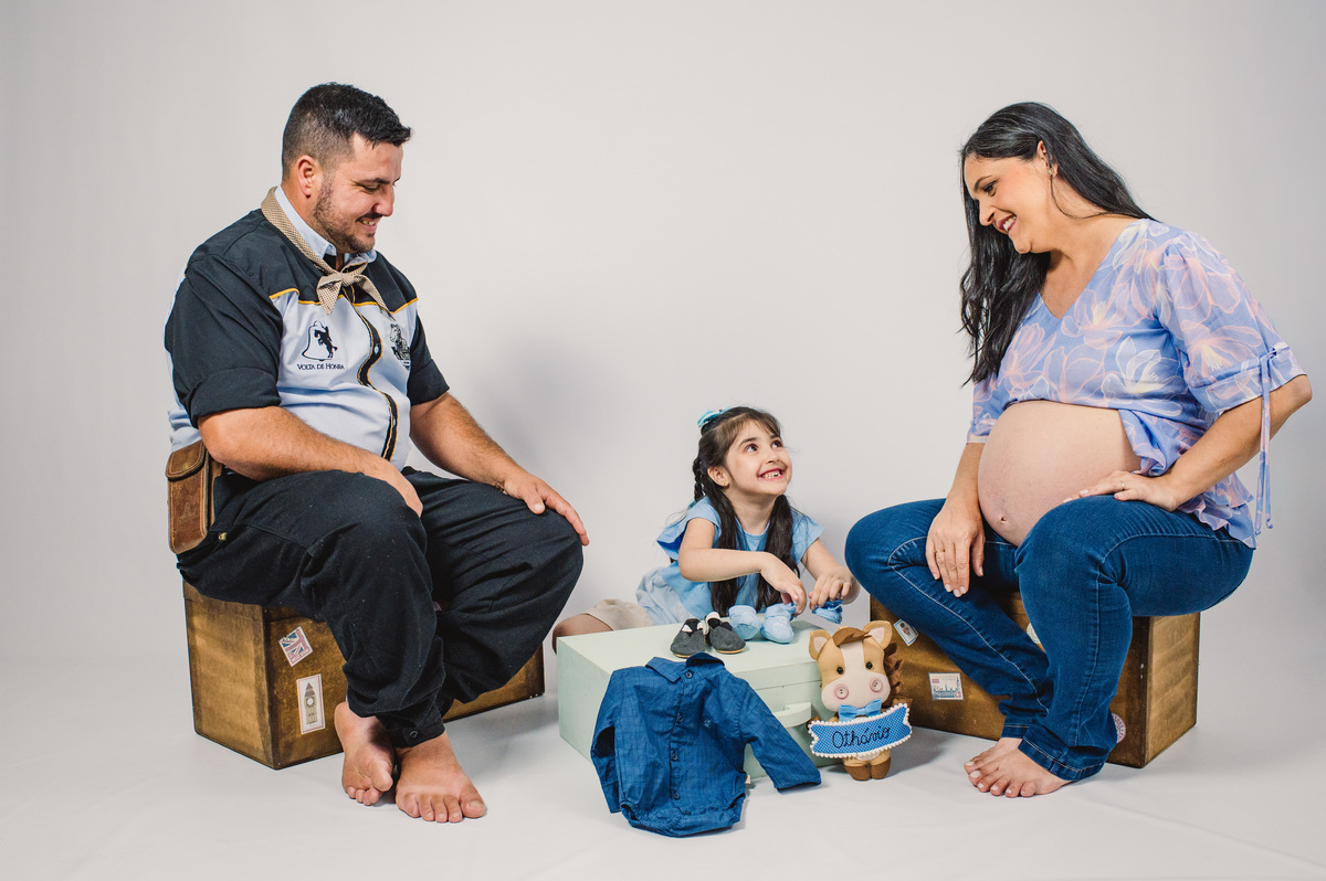 Ensaio de gestante em estúdio, foto com a família toda