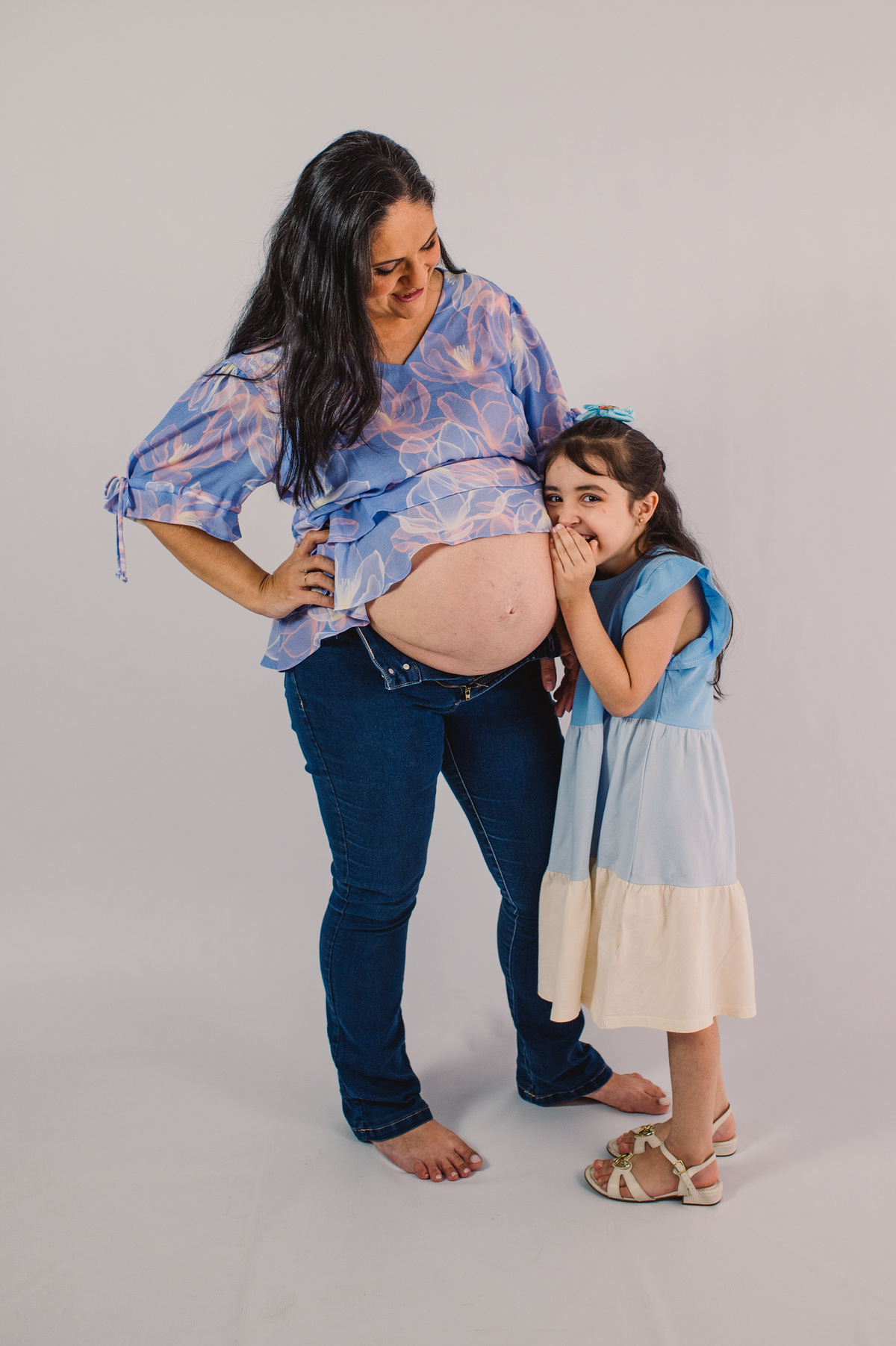 Ensaio de gestante em estúdio, irmã conversando com a barriga