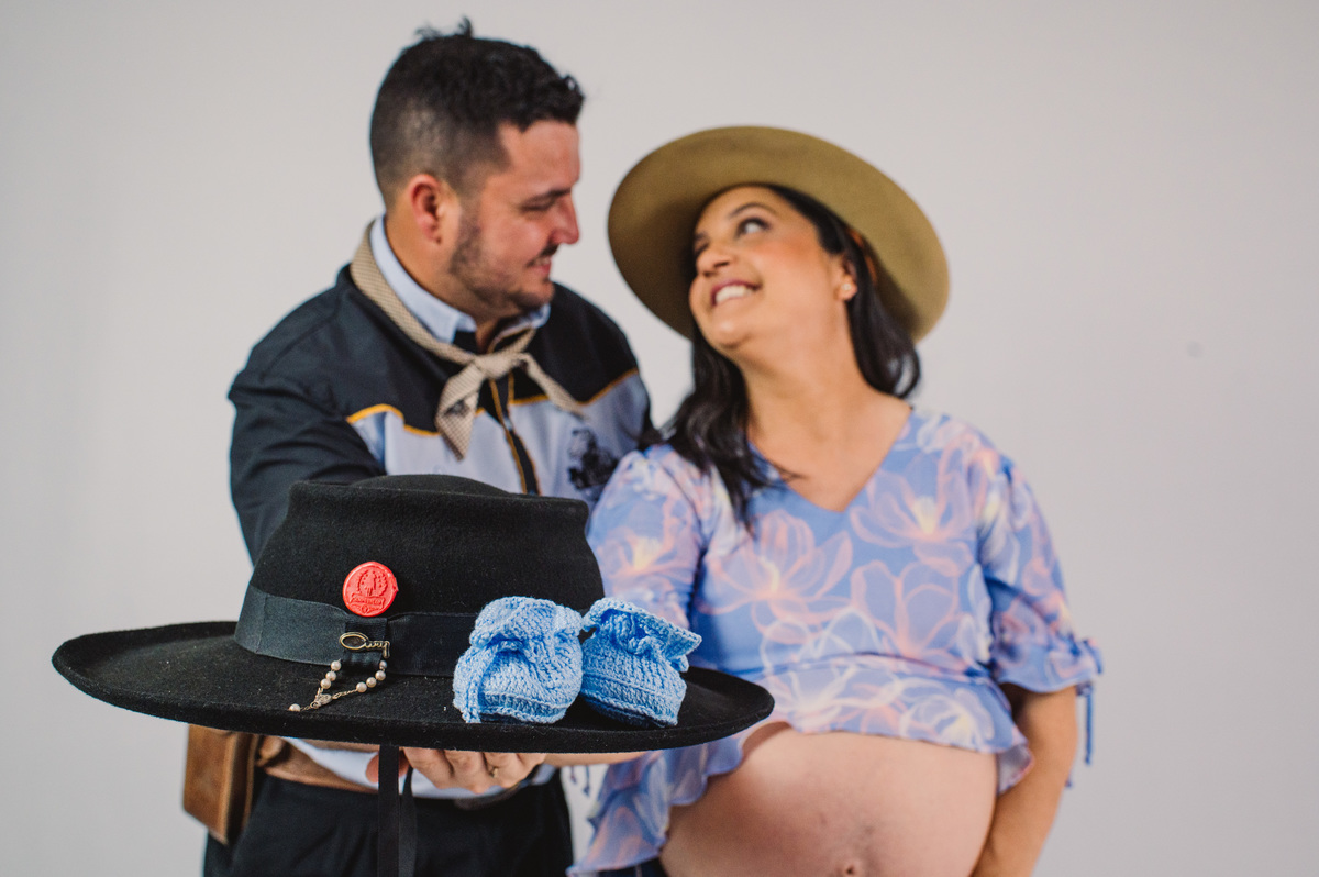 Ensaio de gestante em estúdio, foto dos sapatinhos no chapéu