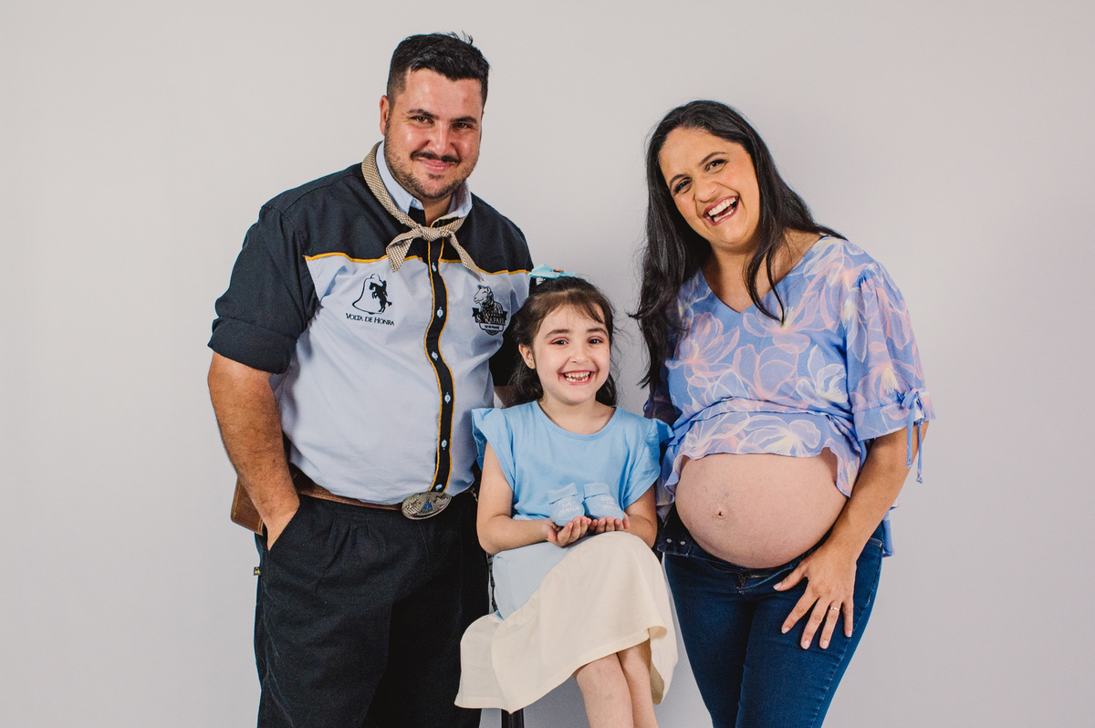 Ensaio de gestante em estúdio, foto com a família e sapatinhos