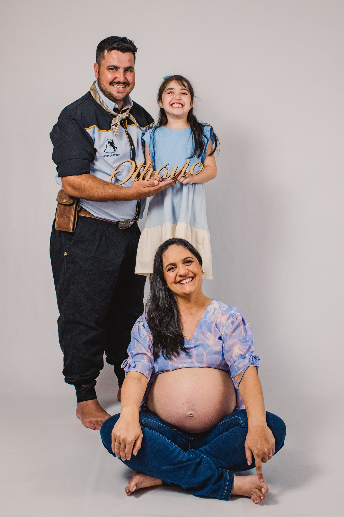 Ensaio de gestante em estúdio, foto com a gestante sentada no chão